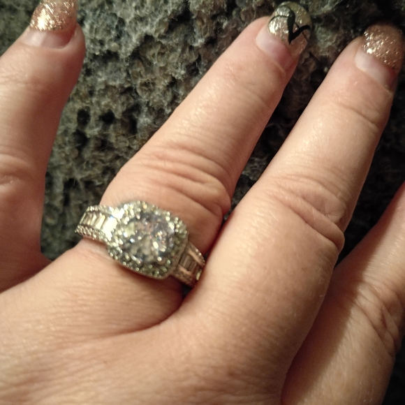 Elegant Silver Women's Ring - Picture 3 of 6